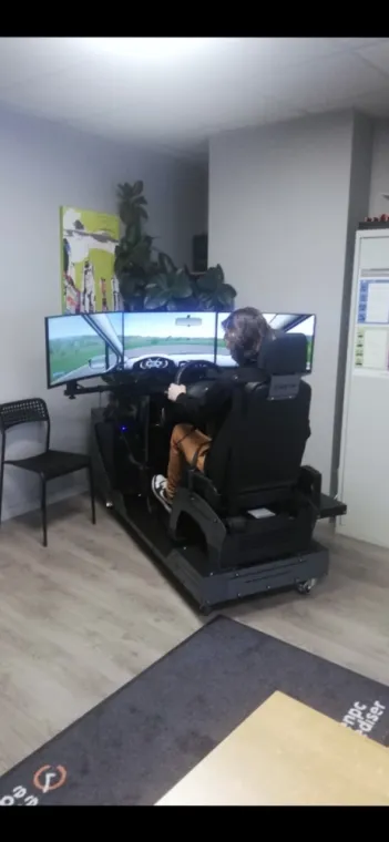 Et si on démarrer les cours de pratique sur simulateur à Bergues, Bergues, Auto-école Starter